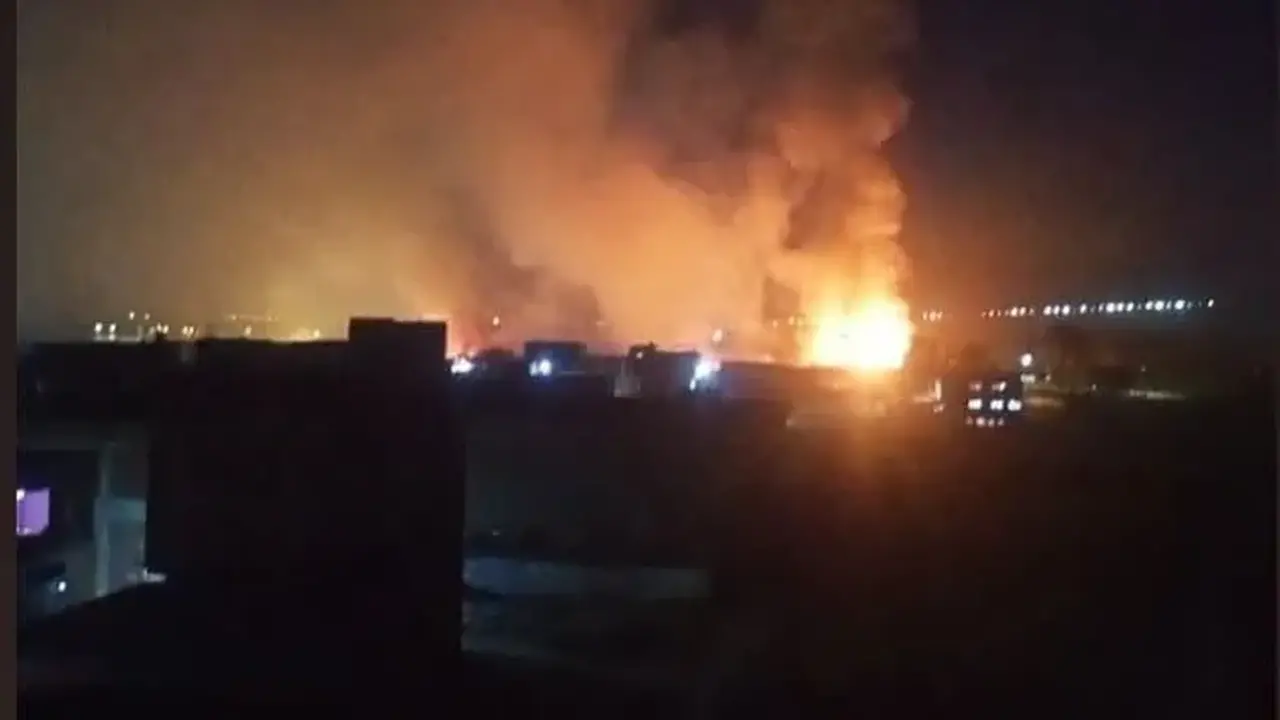 حريق هائل يلتهم منطقة زراعية في القنطرة غرب تزامناً مع سوء الأحوال الجوية